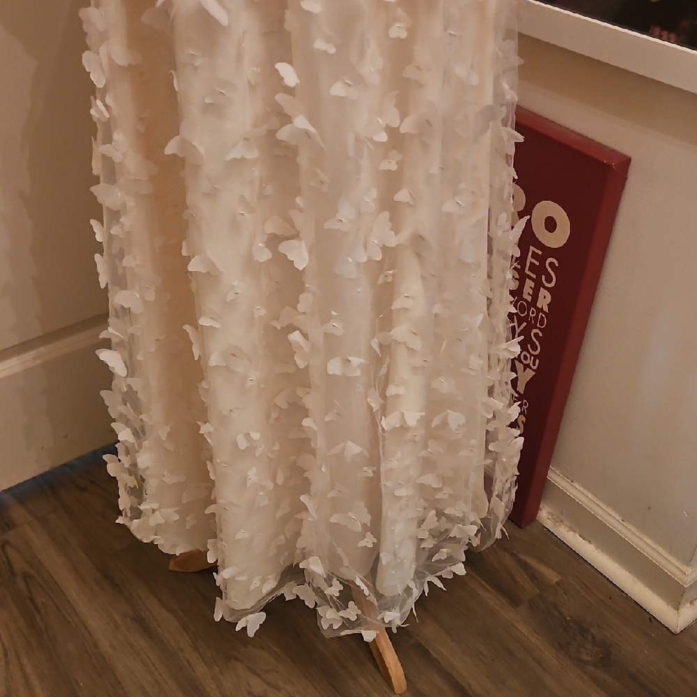 Elegant Ivory Maxi Dress with Textured Appliqué - Picture 4 of 9